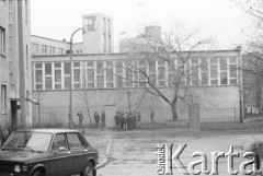25.09.-2.12.1981, Warszawa, Polska.
Strajk w Wyższej Oficerskiej Szkole Pożarnictwa w Warszawie. Strajkujący walczyli o to, aby WOSP została objęta ustawą o szkolnictwie wyższym. 30 września Rada Ministrów podjęła decyzję o rozwiązaniu uczelni, a 12 grudnia strajk został spacyfikowany. Na zdjęciu: przed siedzibą uczelni.
Fot. NN, zbiory Ośrodka KARTA, przekazali Elżbieta i Jakub Święciccy