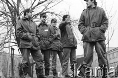 25.09.-2.12.1981, Warszawa, Polska.
Strajk w Wyższej Oficerskiej Szkole Pożarnictwa w Warszawie. Strajkujący walczyli o to, aby WOSP została objęta ustawą o szkolnictwie wyższym. 30 września Rada Ministrów podjęła decyzję o rozwiązaniu uczelni, a 12 grudnia strajk został spacyfikowany. Na zdjęciu: podchorążowie.
Fot. NN, zbiory Ośrodka KARTA, przekazali Elżbieta i Jakub Święciccy