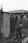 25.09.-2.12.1981, Warszawa, Polska.
Strajk w Wyższej Oficerskiej Szkole Pożarnictwa w Warszawie. Strajkujący walczyli o to, aby WOSP została objęta ustawą o szkolnictwie wyższym. 30 września Rada Ministrów podjęła decyzję o rozwiązaniu uczelni, a 12 grudnia strajk został spacyfikowany. Na zdjęciu: podchorążowie.
Fot. NN, zbiory Ośrodka KARTA, przekazali Elżbieta i Jakub Święciccy