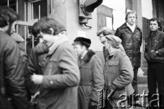 25.09.-2.12.1981, Warszawa, Polska.
Strajk w Wyższej Oficerskiej Szkole Pożarnictwa w Warszawie. Strajkujący walczyli o to, aby WOSP została objęta ustawą o szkolnictwie wyższym. 30 września Rada Ministrów podjęła decyzję o rozwiązaniu uczelni, a 12 grudnia strajk został spacyfikowany. Na zdjęciu: ludzie przed siedzibą uczelni.
Fot. NN, zbiory Ośrodka KARTA, przekazali Elżbieta i Jakub Święciccy