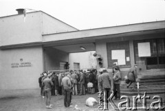 25.09.-2.12.1981, Warszawa, Polska.
Strajk w Wyższej Oficerskiej Szkole Pożarnictwa w Warszawie. Strajkujący walczyli o to, aby WOSP została objęta ustawą o szkolnictwie wyższym. 30 września Rada Ministrów podjęła decyzję o rozwiązaniu uczelni, a 12 grudnia strajk został spacyfikowany. Na zdjęciu: ludzie przed siedzibą uczelni.
Fot. NN, zbiory Ośrodka KARTA, przekazali Elżbieta i Jakub Święciccy