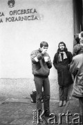 25.09.-2.12.1981, Warszawa, Polska.
Strajk w Wyższej Oficerskiej Szkole Pożarnictwa w Warszawie. Strajkujący walczyli o to, aby WOSP została objęta ustawą o szkolnictwie wyższym. 30 września Rada Ministrów podjęła decyzję o rozwiązaniu uczelni, a 12 grudnia strajk został spacyfikowany. Na zdjęciu: ludzie przed siedzibą uczelni.
Fot. NN, zbiory Ośrodka KARTA, przekazali Elżbieta i Jakub Święciccy