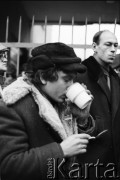 25.09.-2.12.1981, Warszawa, Polska.
Strajk w Wyższej Oficerskiej Szkole Pożarnictwa w Warszawie. Strajkujący walczyli o to, aby WOSP została objęta ustawą o szkolnictwie wyższym. 30 września Rada Ministrów podjęła decyzję o rozwiązaniu uczelni, a 12 grudnia strajk został spacyfikowany. Na zdjęciu: ludzie przed siedzibą uczelni.
Fot. NN, zbiory Ośrodka KARTA, przekazali Elżbieta i Jakub Święciccy