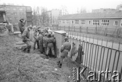 25.09.-2.12.1981, Warszawa, Polska.
Strajk w Wyższej Oficerskiej Szkole Pożarnictwa w Warszawie. Strajkujący walczyli o to, aby WOSP została objęta ustawą o szkolnictwie wyższym. 30 września Rada Ministrów podjęła decyzję o rozwiązaniu uczelni, a 12 grudnia strajk został spacyfikowany. Na zdjęciu: podchorążowie rozmawiają przez ogrodzenie.
Fot. NN, zbiory Ośrodka KARTA, przekazali Elżbieta i Jakub Święciccy