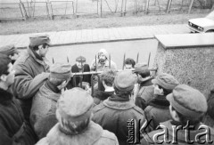 25.09.-2.12.1981, Warszawa, Polska.
Strajk w Wyższej Oficerskiej Szkole Pożarnictwa w Warszawie. Strajkujący walczyli o to, aby WOSP została objęta ustawą o szkolnictwie wyższym. 30 września Rada Ministrów podjęła decyzję o rozwiązaniu uczelni, a 12 grudnia strajk został spacyfikowany. Na zdjęciu: Na zdjęciu: podchorążowie rozmawiają przez ogrodzenie.
Fot. NN, zbiory Ośrodka KARTA, przekazali Elżbieta i Jakub Święciccy