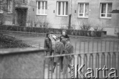 25.09.-2.12.1981, Warszawa, Polska.
Strajk w Wyższej Oficerskiej Szkole Pożarnictwa w Warszawie. Strajkujący walczyli o to, aby WOSP została objęta ustawą o szkolnictwie wyższym. 30 września Rada Ministrów podjęła decyzję o rozwiązaniu uczelni, a 12 grudnia strajk został spacyfikowany. Na zdjęciu: patrol milicji i przechodnie w pobliżu uczelni.
Fot. NN, zbiory Ośrodka KARTA, przekazali Elżbieta i Jakub Święciccy
