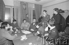 25.09.-2.12.1981, Warszawa, Polska.
Strajk w Wyższej Oficerskiej Szkole Pożarnictwa w Warszawie. Strajkujący walczyli o to, aby WOSP została objęta ustawą o szkolnictwie wyższym. 30 września Rada Ministrów podjęła decyzję o rozwiązaniu uczelni, a 12 grudnia strajk został spacyfikowany. Na zdjęciu m.in. Seweryn Jaworski (w okularach).
Fot. NN, zbiory Ośrodka KARTA, przekazali Elżbieta i Jakub Święciccy