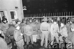 25.09.-2.12.1981, Warszawa, Polska.
Strajk w Wyższej Oficerskiej Szkole Pożarnictwa w Warszawie. Strajkujący walczyli o to, aby WOSP została objęta ustawą o szkolnictwie wyższym. 30 września Rada Ministrów podjęła decyzję o rozwiązaniu uczelni, a 12 grudnia strajk został spacyfikowany. Na zdjęciu: strajkujący podchorążowie w bramie uczelni.
Fot. NN, zbiory Ośrodka KARTA, przekazali Elżbieta i Jakub Święciccy