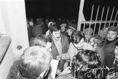25.09.-2.12.1981, Warszawa, Polska.
Strajk w Wyższej Oficerskiej Szkole Pożarnictwa w Warszawie. Strajkujący walczyli o to, aby WOSP została objęta ustawą o szkolnictwie wyższym. 30 września Rada Ministrów podjęła decyzję o rozwiązaniu uczelni, a 12 grudnia strajk został spacyfikowany. Na zdjęciu: działacz 