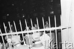 25.09.-2.12.1981, Warszawa, Polska.
Strajk w Wyższej Oficerskiej Szkole Pożarnictwa w Warszawie. Strajkujący walczyli o to, aby WOSP została objęta ustawą o szkolnictwie wyższym. 30 września Rada Ministrów podjęła decyzję o rozwiązaniu uczelni, a 12 grudnia strajk został spacyfikowany. Na zdjęciu: przy bramie uczelni.
Fot. NN, zbiory Ośrodka KARTA, przekazali Elżbieta i Jakub Święciccy
