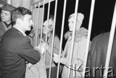 25.09.-2.12.1981, Warszawa, Polska.
Strajk w Wyższej Oficerskiej Szkole Pożarnictwa w Warszawie. Strajkujący walczyli o to, aby WOSP została objęta ustawą o szkolnictwie wyższym. 30 września Rada Ministrów podjęła decyzję o rozwiązaniu uczelni, a 12 grudnia strajk został spacyfikowany. Na zdjęciu: przy bramie uczelni.
Fot. NN, zbiory Ośrodka KARTA, przekazali Elżbieta i Jakub Święciccy
