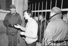 25.09.-2.12.1981, Warszawa, Polska.
Strajk w Wyższej Oficerskiej Szkole Pożarnictwa w Warszawie. Strajkujący walczyli o to, aby WOSP została objęta ustawą o szkolnictwie wyższym. 30 września Rada Ministrów podjęła decyzję o rozwiązaniu uczelni, a 12 grudnia strajk został spacyfikowany. Na zdjęciu: Marek Hołuszko z podchorążymi.
Fot. NN, zbiory Ośrodka KARTA, przekazali Elżbieta i Jakub Święciccy