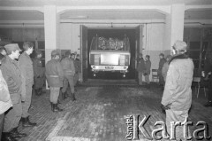 25.09.-2.12.1981, Warszawa, Polska.
Strajk w Wyższej Oficerskiej Szkole Pożarnictwa w Warszawie. Strajkujący walczyli o to, aby WOSP została objęta ustawą o szkolnictwie wyższym. 30 września Rada Ministrów podjęła decyzję o rozwiązaniu uczelni, a 12 grudnia strajk został spacyfikowany. Na zdjęciu: podchorąży.
Fot. NN, zbiory Ośrodka KARTA, przekazali Elżbieta i Jakub Święciccy