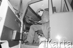25.09.-2.12.1981, Warszawa, Polska.
Strajk w Wyższej Oficerskiej Szkole Pożarnictwa w Warszawie. Strajkujący walczyli o to, aby WOSP została objęta ustawą o szkolnictwie wyższym. 30 września Rada Ministrów podjęła decyzję o rozwiązaniu uczelni, a 12 grudnia strajk został spacyfikowany. Na zdjęciu: podchorąży.
Fot. NN, zbiory Ośrodka KARTA, przekazali Elżbieta i Jakub Święciccy