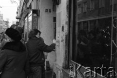1981, Warszawa, Polska.
Akcja rozklejania plakatów opozycyjnych na ul. Rutkowskiego (dziś ul. Chmielna).
Fot. NN, zbiory Ośrodka KARTA, przekazali Elżbieta i Jakub Święciccy