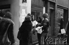 1981, Warszawa, Polska.
Akcja rozklejania plakatów opozycyjnych na ul. Rutkowskiego (dziś ul. Chmielna).
Fot. NN, zbiory Ośrodka KARTA, przekazali Elżbieta i Jakub Święciccy