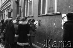 1981, Warszawa, Polska.
Akcja rozklejania plakatów opozycyjnych na ul. Rutkowskiego (dziś ul. Chmielna).
Fot. NN, zbiory Ośrodka KARTA, przekazali Elżbieta i Jakub Święciccy