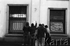 1981, Warszawa, Polska.
Akcja rozklejania plakatów opozycyjnych na ul. Rutkowskiego (dziś ul. Chmielna).
Fot. NN, zbiory Ośrodka KARTA, przekazali Elżbieta i Jakub Święciccy