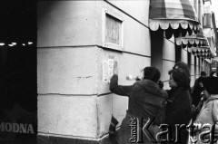 1981, Warszawa, Polska.
Akcja rozklejania plakatów opozycyjnych na ul. Rutkowskiego (dziś ul. Chmielna).
Fot. NN, zbiory Ośrodka KARTA, przekazali Elżbieta i Jakub Święciccy