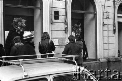 1981, Warszawa, Polska.
Akcja rozklejania plakatów opozycyjnych na ul. Rutkowskiego (dziś ul. Chmielna).
Fot. NN, zbiory Ośrodka KARTA, przekazali Elżbieta i Jakub Święciccy