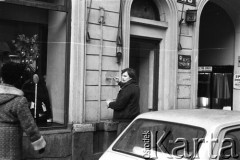 1981, Warszawa, Polska.
Akcja rozklejania plakatów opozycyjnych na ul. Rutkowskiego (dziś ul. Chmielna).
Fot. NN, zbiory Ośrodka KARTA, przekazali Elżbieta i Jakub Święciccy