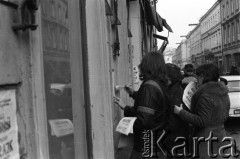 1981, Warszawa, Polska.
Akcja rozklejania plakatów opozycyjnych na ul. Rutkowskiego (dziś ul. Chmielna).
Fot. NN, zbiory Ośrodka KARTA, przekazali Elżbieta i Jakub Święciccy