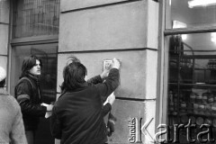 1981, Warszawa, Polska.
Akcja rozklejania plakatów opozycyjnych na ul. Rutkowskiego (dziś ul. Chmielna).
Fot. NN, zbiory Ośrodka KARTA, przekazali Elżbieta i Jakub Święciccy