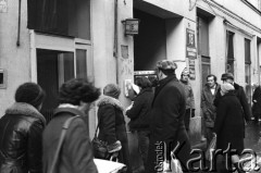 1981, Warszawa, Polska.
Akcja rozklejania plakatów opozycyjnych na ul. Rutkowskiego (dziś ul. Chmielna).
Fot. NN, zbiory Ośrodka KARTA, przekazali Elżbieta i Jakub Święciccy