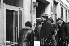 1981, Warszawa, Polska.
Akcja rozklejania plakatów opozycyjnych na ul. Rutkowskiego (dziś ul. Chmielna).
Fot. NN, zbiory Ośrodka KARTA, przekazali Elżbieta i Jakub Święciccy