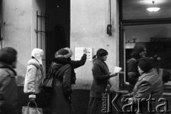 1981, Warszawa, Polska.
Akcja rozklejania plakatów opozycyjnych na ul. Rutkowskiego (dziś ul. Chmielna).
Fot. NN, zbiory Ośrodka KARTA, przekazali Elżbieta i Jakub Święciccy
