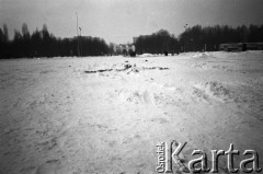 Po 13.12.1981, Warszawa, Polska.
Krzyż ułożony na zaśnieżonym Placu Zwycięstwa. W głębi widać Grób Nieznanego Żołnierza. 
Fot. NN, zbiory Ośrodka KARTA, przekazali Elżbieta i Jakub Święciccy