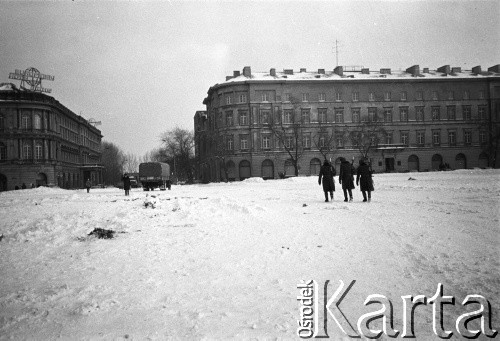 Po 13.12.1981, Warszawa, Polska.
Krzyż ułożony na zaśnieżonym Placu Zwycięstwa. 
Fot. NN, zbiory Ośrodka KARTA, przekazali Elżbieta i Jakub Święciccy