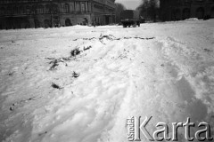 Po 13.12.1981, Warszawa, Polska.
Krzyż ułożony na zaśnieżonym Placu Zwycięstwa. 
Fot. NN, zbiory Ośrodka KARTA, przekazali Elżbieta i Jakub Święciccy