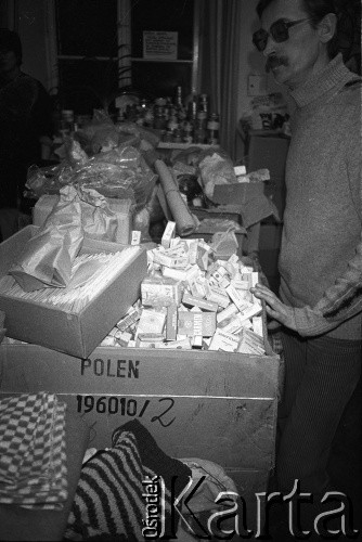 Po 13.12.1981, Warszawa, Polska.
Punkt dystrybucji darów, które napływały z Zachodu dla działaczy Solidarności. Na zdjęciu fotograf Erazm Ciołek.
Fot. NN, zbiory Ośrodka KARTA, przekazali Elżbieta i Jakub Święciccy