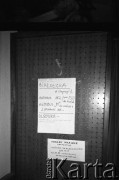 Po 13.12.1981, Warszawa, Polska.
Punkt dystrybucji darów, które napływały z Zachodu dla działaczy Solidarności. Na zdjęciu: wykaz autobusów.
Fot. NN, zbiory Ośrodka KARTA, przekazali Elżbieta i Jakub Święciccy