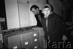 Po 13.12.1981, Warszawa, Polska.
Punkt dystrybucji darów, które napływały z Zachodu dla działaczy Solidarności. Na zdjęciu, w głębi ksiądz Jerzy Popiełuszko.
Fot. NN, zbiory Ośrodka KARTA, przekazali Elżbieta i Jakub Święciccy