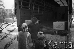 Po 13.12.1981, Warszawa, Polska.
Punkt dystrybucji darów, które napływały z Zachodu dla działaczy Solidarności. 
Fot. NN, zbiory Ośrodka KARTA, przekazali Elżbieta i Jakub Święciccy