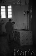 Po 13.12.1981, Warszawa, Polska.
Punkt dystrybucji darów, które napływały z Zachodu dla działaczy Solidarności. W głębi widać księdza Jerzego Popiełuszkę.
Fot. NN, zbiory Ośrodka KARTA, przekazali Elżbieta i Jakub Święciccy