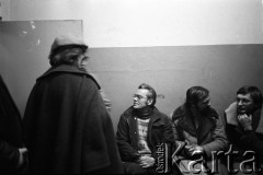 Po 13.12.1981, Warszawa, Polska.
Punkt dystrybucji darów, które napływały z Zachodu dla działaczy Solidarności. Na zdjęciu m.in. Mirosław Odorowski (1. z prawej).
Fot. NN, zbiory Ośrodka KARTA, przekazali Elżbieta i Jakub Święciccy