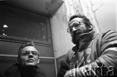 Po 13.12.1981, Warszawa, Polska.
Punkt dystrybucji darów, które napływały z Zachodu dla działaczy Solidarności. Na zdjęciu m.in. Mieczysław Klasa (1. z prawej).
Fot. NN, zbiory Ośrodka KARTA, przekazali Elżbieta i Jakub Święciccy