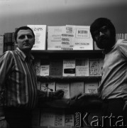 Lata 80., Warszawa, Polska.
Paweł Bąkowski (po lewej) i nieznany mężczyzna przy stoisku z wydawnictwami niezależnymi.
Fot. NN, zbiory Ośrodka KARTA, przekazali Elżbieta i Jakub Święciccy