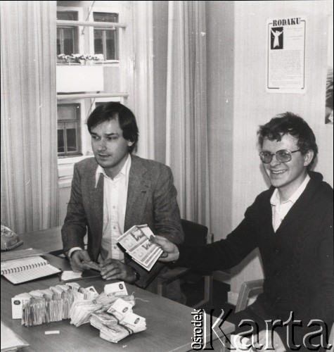 Styczeń 1982, Szwecja.
Zbiórka pieniędzy dla Polski. Zebrano ponad 22 000 koron. Na zdjęciu Jakub Święcicki (z lewej) i Ulo Ignats. 
Fot. NN, zbiory Ośrodka KARTA, przekazali Elżbieta i Jakub Święciccy