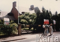 Maj 1984, Malmo, Szwecja.
Uczestnicy demonstracji pod konsulatem polskim w protestują przeciwko wyborom do rad narodowych w Polsce.
Fot. NN, zbiory Ośrodka KARTA, udostępnili Elżbieta i Jakub Święciccy