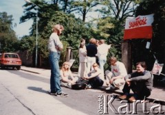 Maj 1984, Malmo, Szwecja.
Uczestnicy demonstracji pod konsulatem polskim w protestują przeciwko wyborom do rad narodowych w Polsce. Pierwszy z prawej siedzi Andrzej Chylicki, pierwszy skarbnik szwedzkiego komitetu CSSO.
Fot. NN, zbiory Ośrodka KARTA, udostępnili Elżbieta i Jakub Święciccy