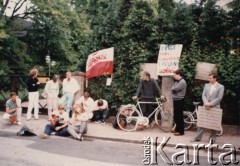 Maj 1984, Malmo, Szwecja.
Uczestnicy demonstracji pod konsulatem polskim w protestują przeciwko wyborom do rad narodowych w Polsce. Przy rowerze Mirosław Koraszewski, obok Andrzej Chylicki. 
Fot. NN, zbiory Ośrodka KARTA, udostępnili Elżbieta i Jakub Święciccy