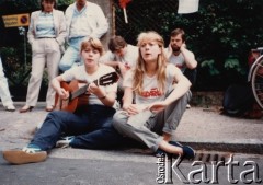 Maj 1984, Malmo, Szwecja.
Uczestnicy demonstracji pod konsulatem polskim w protestują przeciwko wyborom do rad narodowych w Polsce.
Fot. NN, zbiory Ośrodka KARTA, udostępnili Elżbieta i Jakub Święciccy