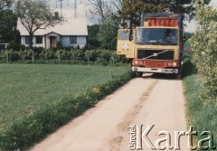 Lata 80., Szwecja.
Tir z pomocą humanitarną dla Polski. 
Fot. NN, zbiory Ośrodka KARTA, udostępnili Elżbieta i Jakub Święciccy. 
   
