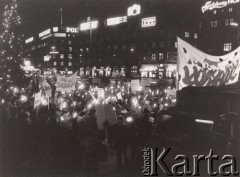 13.12.1981. Sztokholm, Szwecja.
Slangerupgade 27 (?), godz. 22.00. Demonstracja w dniu ogłoszenia w Polsce stanu wojennego zorganziowana przez Grupę Kontaktową i FUP.
Fot. Peter Anderson, zbiory Ośrodka KARTA, przekazali Elżbieta i Jakub Święciccy