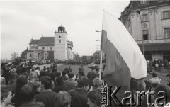 3.05.1982, Warszawa, Polska.
Manifestacja niezależna na Placu Zamkowym, w głębi widać kościół św. Anny przy ul. Krakowskie Przedmieście. 
Fot. NN, zbiory Ośrodka KARTA, przekazali Elżbieta i Jakub Święciccy