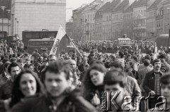 3.05.1982, Warszawa, Polska.
Manifestacja niezależna na Placu Zamkowym, w głębi widać kościół św. Anny przy ul. Krakowskie Przedmieście, przed nim radiowozy milicyjne. 
Fot. NN, zbiory Ośrodka KARTA, przekazali Elżbieta i Jakub Święciccy